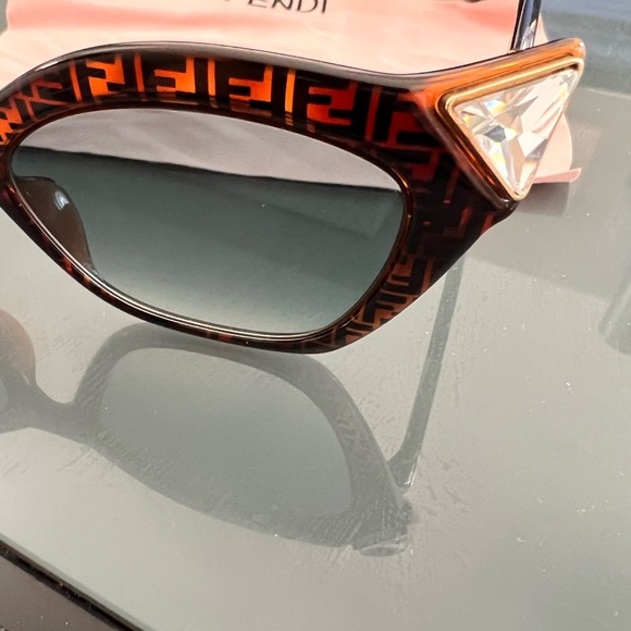 Fendi cat eye dark Havana sunglasses. Authentic and brand new. Perfect condition - Picture 4 of 10